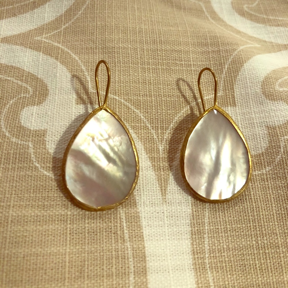 Gold and iridescent pearl boutique earrings